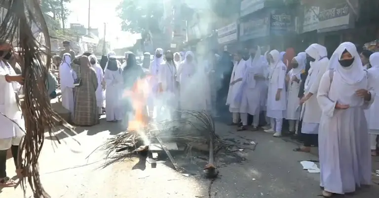 শিক্ষার্থীদের অবরোধ ও আগুন জ্বালিয়ে বিক্ষোভ